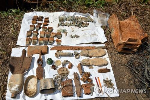 Artifacts believed to be from soldiers who fell during battles of the 1950-53 Korean War on Arrowhead Ridge, Gangwon Province, have been found during the ongoing excavation project. (Yonhap) 