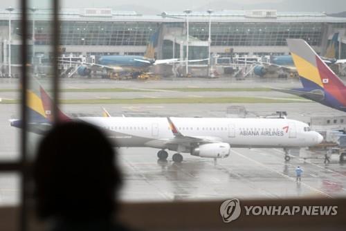 This undated file photo shows an Asiana Airlines jet at Incheon International Airport, west of Seoul. (Yonhap)
