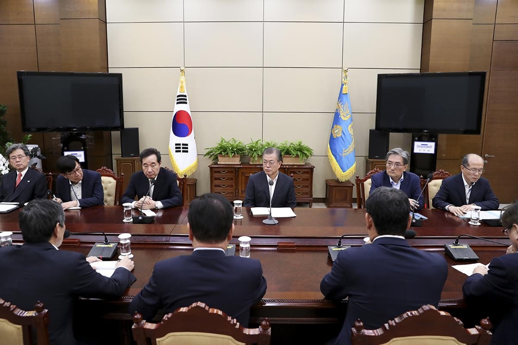 President Moon Jae-in (C) receives a briefing from National Security Council members on terminating a military pact with Japan at Cheong Wa Dae on Aug. 22, 2019, in this photo provided by Moon's office. (PHOTO NOT FOR SALE) (Yonhap)