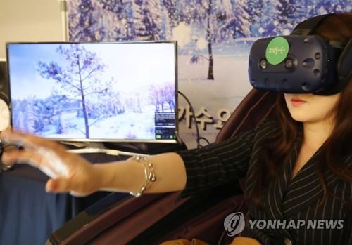 This file photo shows a visitor testing a virtual reality program on July 19, 2019, during the Seoul International Imagination Industry Conference & Forum held at Dongdaemun Design Plaza. (Yonhap)