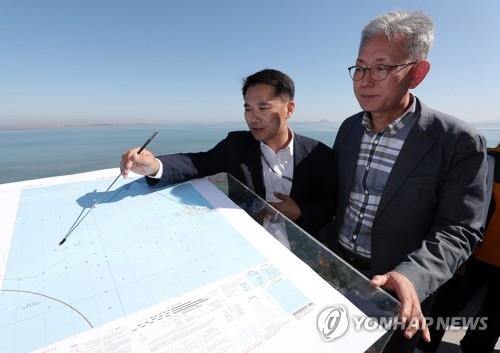 Officials of South Korea's defense ministry hold a media briefing about North Korea's island of Hambak on Sept. 24, 2019, in Ganghwa County, Incheon, in this photo provided by the Joint Press Corps. (Yonhap)