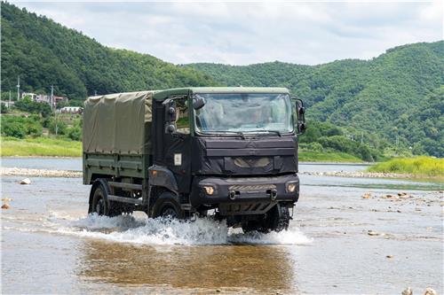 This undated file photo provided by Kia Motors shows a 2.5-ton military vehicle crossing a river during a test. (PHOTO NOT FOR SALE) (Yonhap)