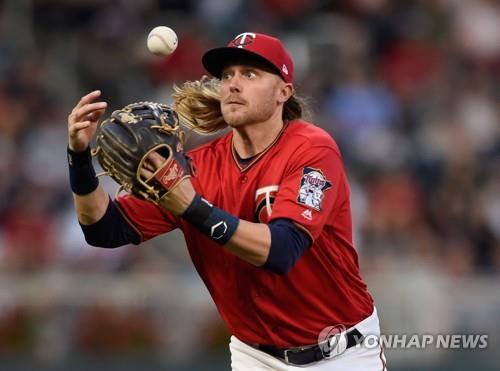 In this Getty Images file photo from June 22, 2018, Taylor Motter of the Minnesota Twins bobbles a ball hit by Elvis Andrus of the Texas Rangers during the top of the fourth inning of a Major League Baseball regular season game at Target Field in Minneapolis, Minnesota. (Yonhap)