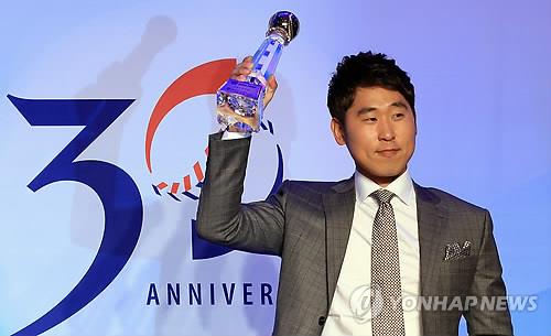 In this file photo from Nov. 7, 2011, Yoon Suk-min of the Kia Tigers holds up the trophy for the regular season MVP award in the Korea Baseball Organization at the annual awards ceremony in Seoul. (Yonhap)