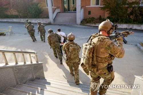 This photo uploaded at the Defense visual Information Distribution Service (www.dvidshub.net) on Dec. 16, 2019, shows South Korean and the U.S. special forces conduct close quarters battle training as part of their regular training at Kunsan Air Force Base, South Korea on Nov. 11, 2019. (PHOTO NOT FOR SALE) (Yonhap)