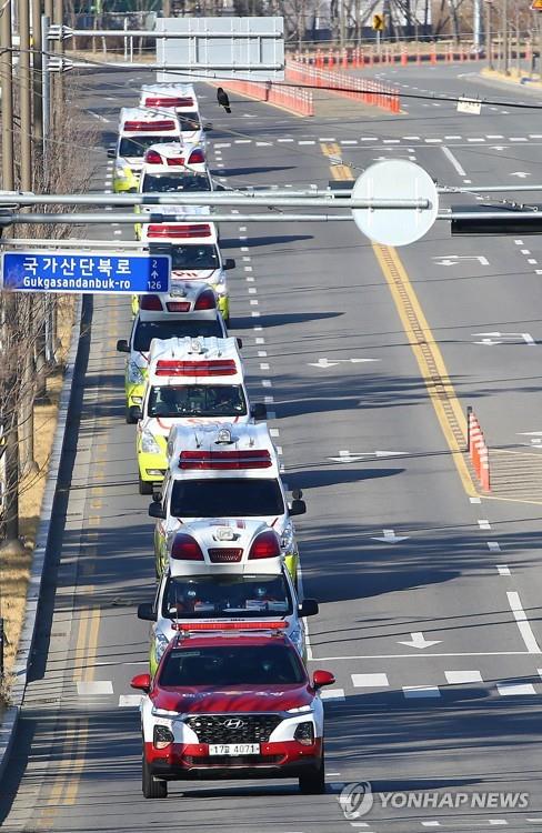 Ambulances are mobilized in Daegu, located some 300 kilometers southeast of Seoul, on Feb. 23, 2020, to carry patients infected with the novel coronavirus. (Yonhap)