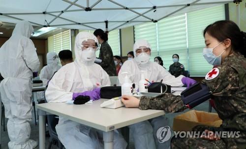 Students of the Korea Armed Forces Nursing Academy receive training in the central city of Daejeon on March 2, 2020, before being dispatched to a military hospital in Daegu, the epicenter of the fast spread of COVID-19 virus in South Korea, this week. (Yonhap)