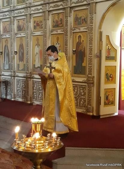 A priest wears a mask during a Mass service at the Holy Trinity Church in Pyongyang in this photo captured from the Facebook account of the Russian Embassy in Pyongyang on March 17, 2020. (PHOTO NOT FOR SALE) (Yonhap)