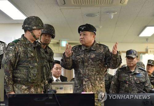Joint Chiefs of Staff Chairman Gen. Park Han-ki speaks with service members during his visit to a military base on Jan. 25, 2020, in this photo provided by the defense ministry. (PHOTO NOT FOR SALE) (Yonhap)