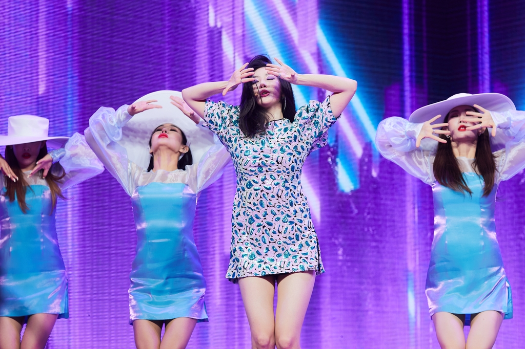 This photo provided by Makeus Entertainment shows K-pop singer Sunmi (2nd from R) performing her new single "Pporappippam" at Yes Live Hall in eastern Seoul on June 29, 2020. (PHOTO NOT FOR SALE) (Yonhap) 
