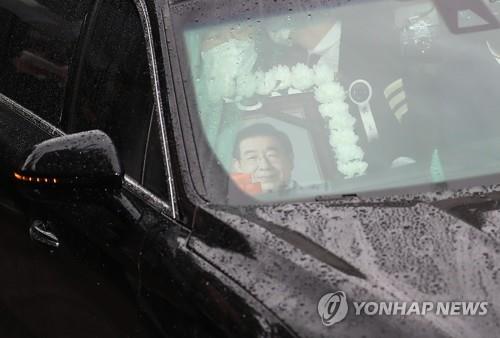 A vehicle carrying the coffin of late Mayor Park Won-soon leaves Seoul National University Hospital on July 13, 2020, as it heads to City Hall for the city government's funeral for him. (Yonhap)