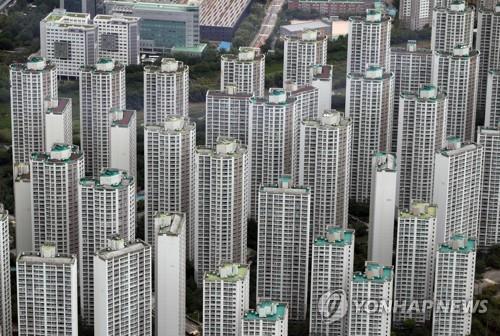 This photo, taken July 15, 2020, shows high-rise apartment buildings in the southeastern Seoul ward of Songpa as seen from an observatory at Lotte World Tower, also in Songpa. (Yonhap)