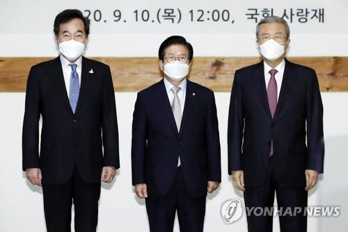 National Assembly Speaker, Rep. Park Byeong-seug (C) and the leaders of the ruling Democratic Party and the main opposition People Power Party pose for photos during their luncheon meeting on Sept. 10, 2020. (Yonhap)