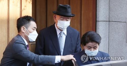 In the file photo taken April 27, 2020, ex-President Chun Doo-hwan (C) and his wife, Lee Soon-ja (R), are seen entering a car at their home in Seodaemun Ward, western Seoul. (Yonhap)