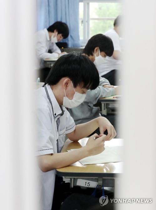 High school seniors take a mock test at a high school in Seoul on June 18, 2020. (Yonhap)