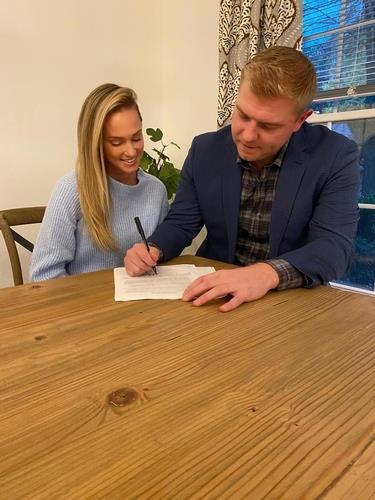 Artie Lewicki (R), a new pitcher for the SK Wyverns, signs his contract with the Korea Baseball Organization club, in this photo provided by the Wyverns on Oct. 31, 2020. (PHOTO NOT FOR SALE) (Yonhap)