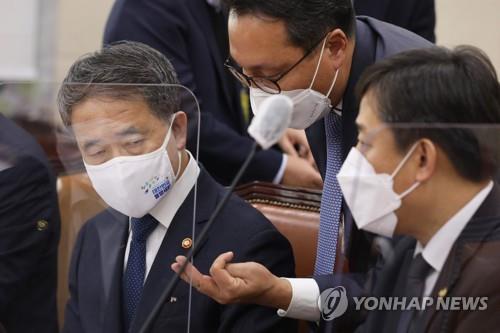 Health Minister Park Neunghoo (L) attends a parliamentary session in Seoul on Nov. 17, 2020. (Yonhap)
