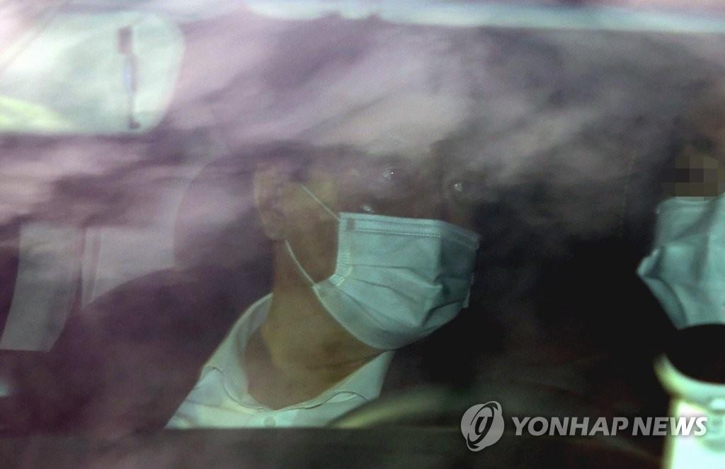 Prosecutor General Yoon Seok-youl heads to the Supreme Prosecutors Office in Seoul on Nov. 24, 2020. (Yonhap)