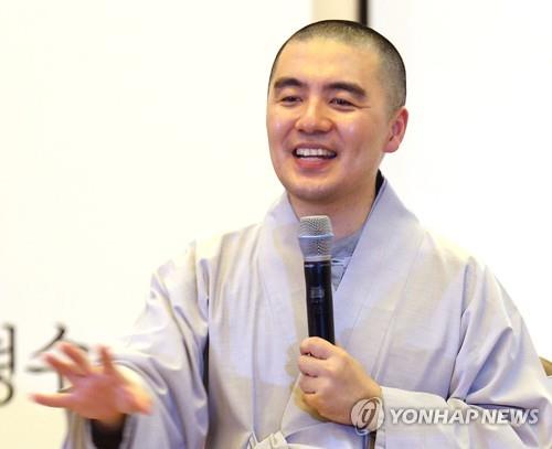 This undated file photo shows Ven. Haemin, who has recently been engulfed in controversy over his property and lifestyle that appear to contradict his preaching of non-possession. (Yonhap)