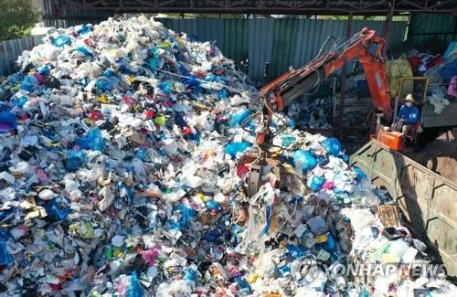 This file photo taken on Oct. 5, 2020, shows waste plastics being sorted by a recyclable waste center in Gwangju, southwestern South Korea. (Yonhap)