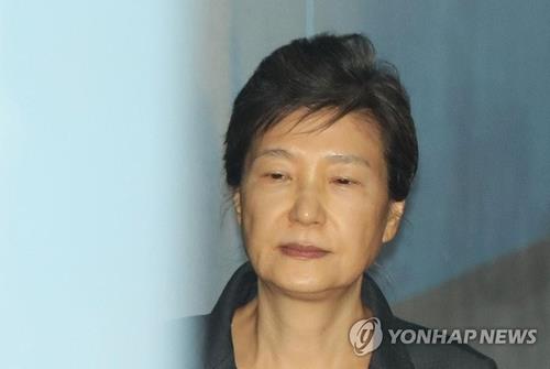 In this file photo, former President Park Geun-hye heads to the Seoul Central District Court to attend her trial in Seoul on Sept. 29, 2017. (Yonhap)