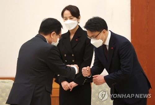 Kim Jin-wook (R), inaugural chief of the Corruption Investigation Office for High-ranking Officials (CIO), greets an official at Cheong Wa Dae in Seoul before his appointment is formally authorized on Jan. 21, 2021. (Yonhap)