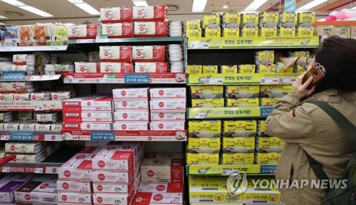 A customer picks up a ready-to-eat cooked rice package at a supermarket in Seoul on March 21, 2020. (Yonhap)