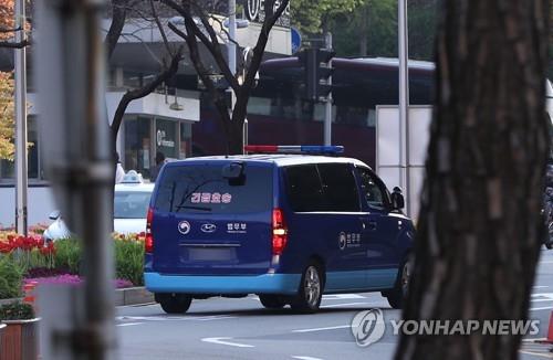 A vehicle of the justice ministry carrying Samsung Electronics Vice Chairman Lee Jae-yong leaves Samsung Medical Center in southern Seoul and heads to Seoul Detention Center in Uiwang, Gyeonggi Province, on April 15, 2021. (Yonhap)