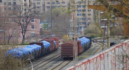 This photo taken on April 17, 2021, shows cargo trains on a railway at a train station in the Chinese border city of Dandong. (PHOTO NOT FOR SALE) (Yonhap)