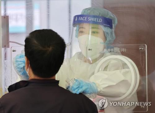 A citizen undergoes a virus test at a makeshift virus testing clinic in Seoul on April 22, 2021. (Yonhap)