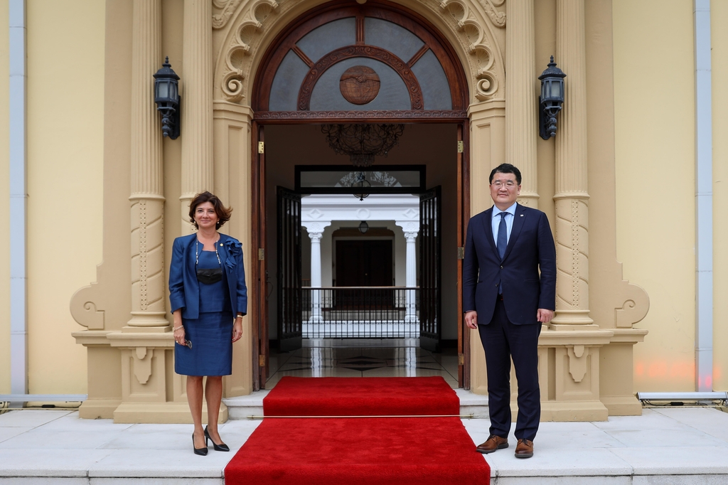 First Vice Foreign Minister Choi Jong-kun (R) poses for a photo with Costa Rican Deputy Minister Adriana Bolanos in San Jose, in this photo provided by the foreign ministry in Seoul on April 22, 2021. (PHOTO NOT FOR SALE) (Yonhap) 