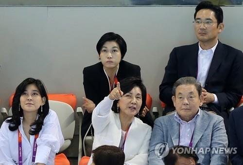 This undated file photo, provided by Samsung Group, shows late Samsung Group Chairman Lee Kun-hee (R, front row) and his wife, Hong Ra-hee (C, front row), his daughter Lee Boo-jin (L, front row), his only son and heir Lee Jae-yong (R, 2nd row) and his daughter Lee Seo-hyun. (PHOTO NOT FOR SALE) (Yonhap)