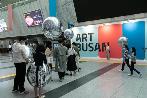 This undated photo, provided by Art Busan, shows visitors at the annual art fair taking place at the Busan Exhibition and Convention Center in the southeastern port city of Busan. (PHOTO NOT FOR SALE) (Yonhap)