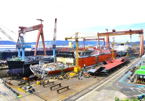 This photo provided by Korea Shipbuilding & Offshore Engineering Co. shows a shipyard of Hyundai Heavy Industries Co. in Ulsan, 414 kilometers southeast of Seoul. (PHOTO NOT FOR SALE) (Yonhap)
