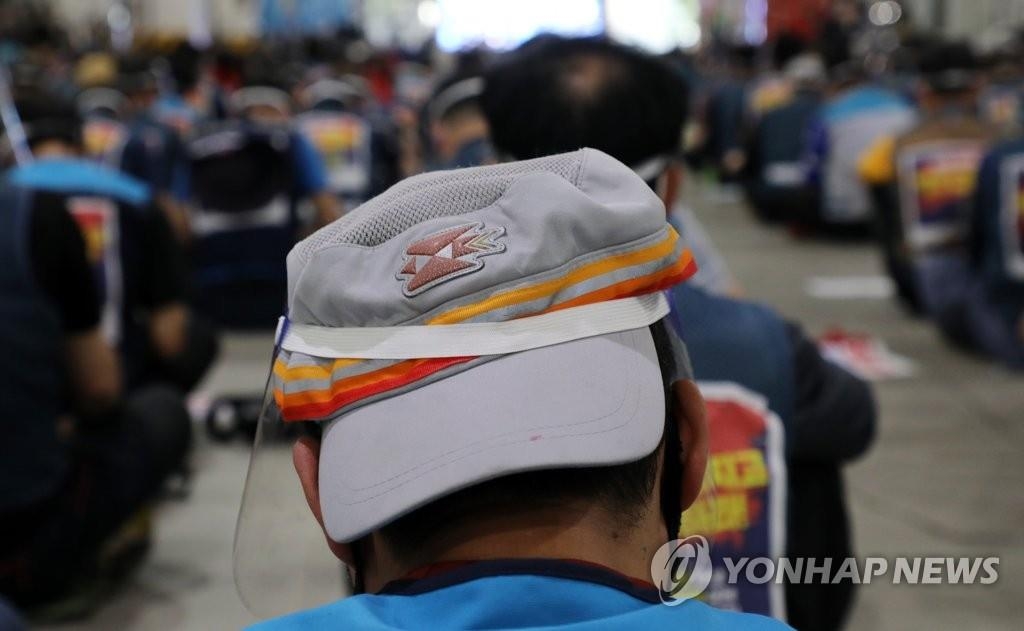 In the June 9, 2021, file photo, couriers participate in a strike demanding better working conditions in Seoul. (Yonhap)