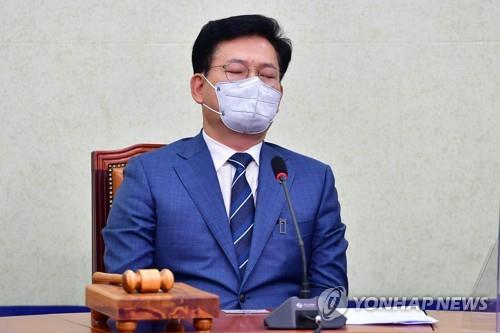 Democratic Party Chairman Rep. Song Young-gil sits with his eyes closed during a party meeting on June 25, 2021. (Yonhap)