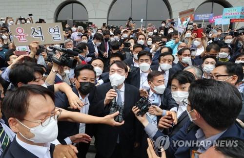 Avid supporters cheer for former Prosecutor General Yoon Seok-youl as he leaves the memorial hall for Yun Bong-gil, a national independence fighter, in southern Seoul, after declaring his presidential bid on June 29, 2021. (Yonhap)