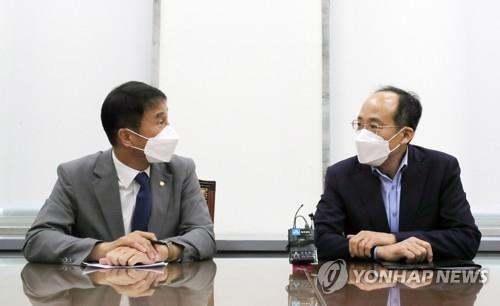 This photo shows a meeting at the National Assembly in Seoul on July 5, 2021, between Rep. Han Byung-do (L) and Rep. Choo Kyung-ho, deputy floor leaders of the ruling Democratic Party and the main opposition People Power Party, respectively. (Yonhap)