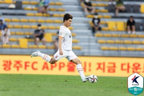 Joo Min-kyu of Jeju United takes a penalty against Gwangju FC during a K League 1 match at Forest Arena in Gwangju, 330 kilometers south of Seoul, on Sept. 18, 2021, in this photo provided by the Korea Professional Football League. (PHOTO NOT FOR SALE) (Yonhap)