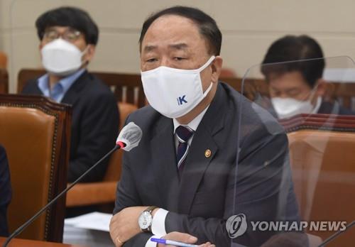Finance Minister Hong Nam-ki speaks during a parliamentary audit on Oct. 6, 2021, reiterating the government's stance to start levying a 20 percent tax on gains from cryptocurrencies next year. (Yonhap)