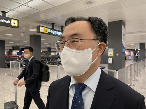 South Korea's Industry Minister Moon Sung-wook speaks to reporters after arriving at the Dulles International Airport in Virginia on Nov. 9, 2021 for his three-day visit to Washington. (Yonhap)