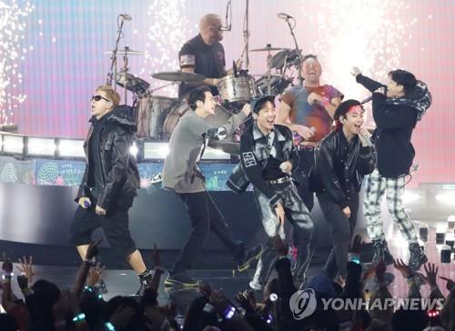 K-pop group BTS and British rock band Coldplay perform during the 2021 American Music Awards at Microsoft Theater in Los Angeles on Nov. 21, 2021, in this Reuters photo. (Yonhap)
