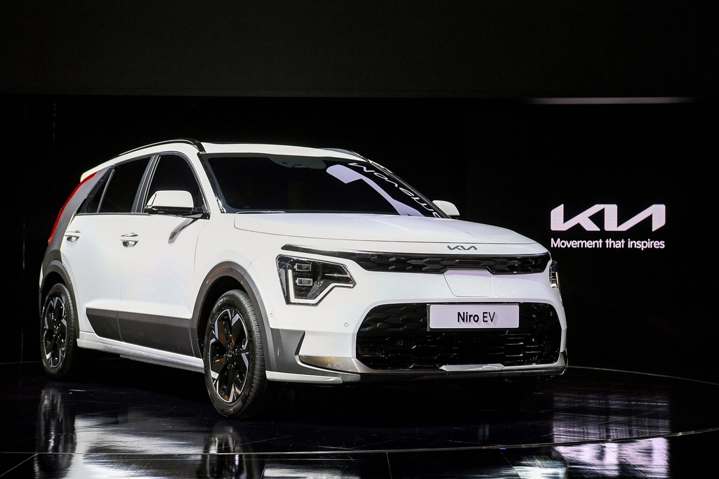 This photo taken Nov. 25, 2021, and provided by Kia Corp. shows the new Kia Niro all-electric crossover during the press preview of the 2021 Seoul Mobility Show held at KINTEX exhibition hall in Goyang, just north of Seoul. (PHOTO NOT FOR SALE)(Yonhap)