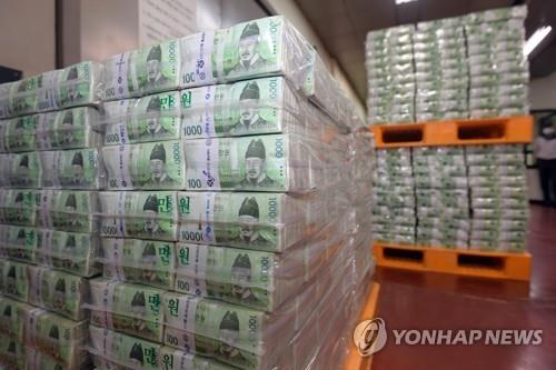 This pool photo taken on Feb. 4, 2021, shows bank notes being piled up at a Bank of Korea branch in Seoul to be sent to local bank branches ahead of the Lunar New Year holiday. (Yonhap) 