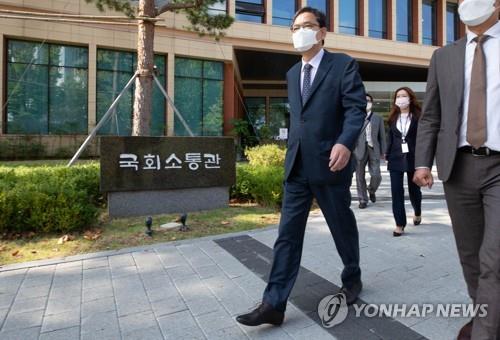 This photo shows former opposition lawmaker Kwak Sang-do leaving the National Assembly. (Yonhap)