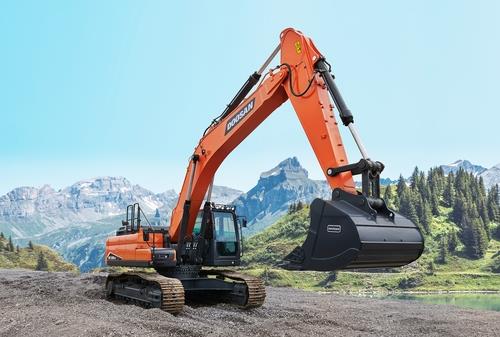 This file photo provided by Hyundai Doosan Infracore Co. on Oct. 26, 2021, shows a 30-ton excavator manufactured by the company. (PHOTO NOT FOR SALE) (Yonhap)