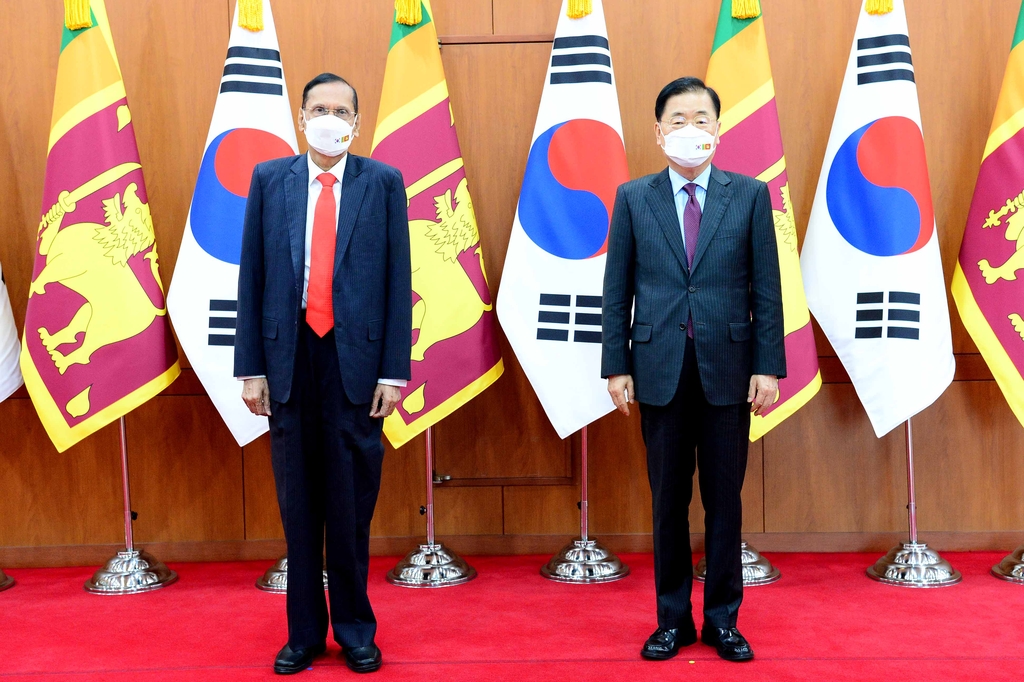 South Korean Foreign Minister Chung Eui-yong (R) and his Sri Lankan counterpart Gamini Lakshman Peiris pose for a photo in Seoul in this photo released by Seoul's foreign ministry on Jan. 7, 2022. (PHOTO NOT FOR SALE) (Yonhap)