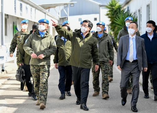Defense Minister Suh Wook (C) inspects the Dongmyeong unit in Lebanon on Feb. 18, 2022, in this photo released by the Ministry of National Defense on Feb. 19. (PHOTO NOT FOR SALE) (Yonhap)