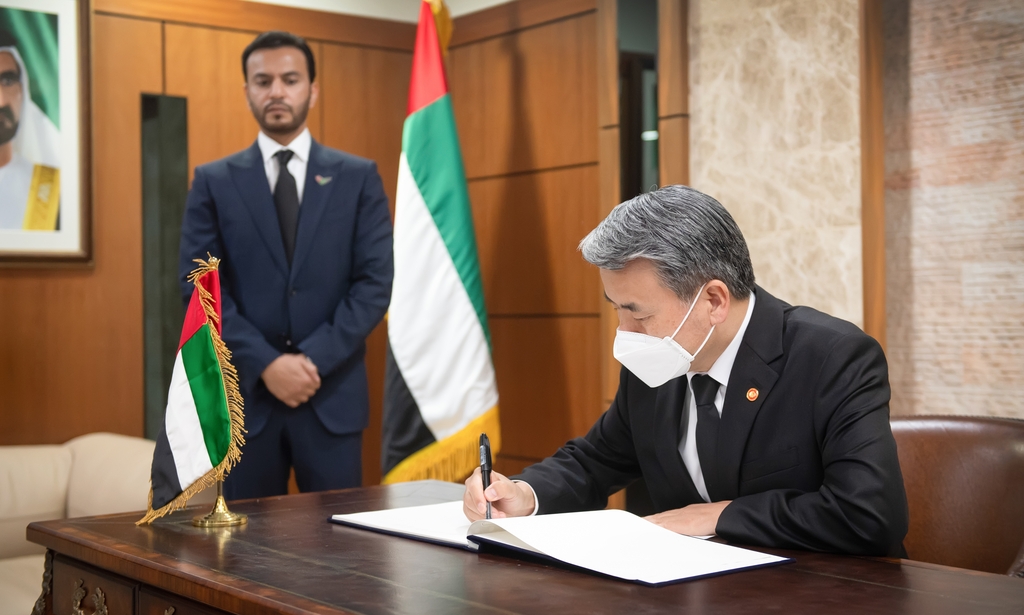 Defense Minister Lee Jong-sup leaves a message at the Embassy of the United Arab Emirates in Seoul on May 18, 2022, over the death of UAE President Sheikh Khalifa bin Zayed Al Nahyan, in this photo released by the Ministry of National Defense. (PHOTO NOT FOR SALE) (Yonhap)
