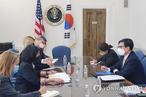 This file photo, provided by South Korea's trade ministry, shows South Korea's Trade Minister Yeo Han-koo (R) speaking with U.S. Trade Representative (USTR) Katherine Tai (2nd from L) during a meeting in Washington on March 4, 2022. (Yonhap)